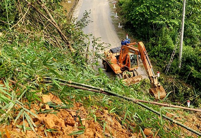 Mưa lớn, sườn núi đổ sập xuống chia cắt quốc lộ nối 2 tỉnh Điện Biên và Lai Châu- Ảnh 1.