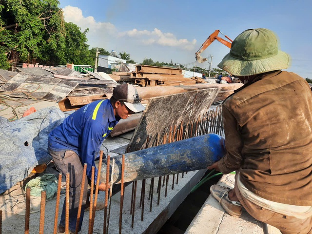 Tất bật trên công trường thi công cầu Nam Lý - Thủ Đức- Ảnh 1.