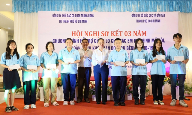 TP HCM: Hỗ trợ hơn 7 tỉ đồng cho học sinh khó khăn do dịch COVID-19- Ảnh 1.