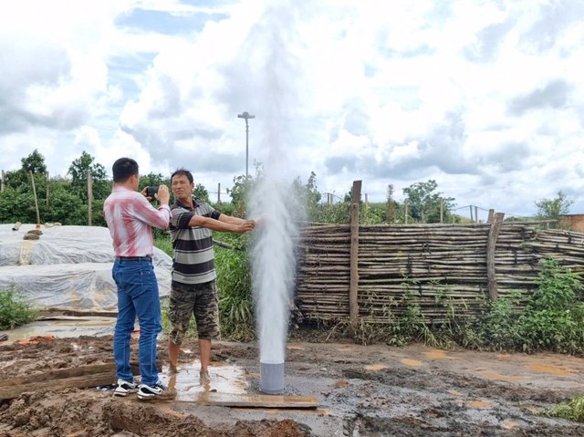 Kết luận vụ giếng khoan trên đỉnh đồi tự phun nước cao hàng chục mét- Ảnh 1.