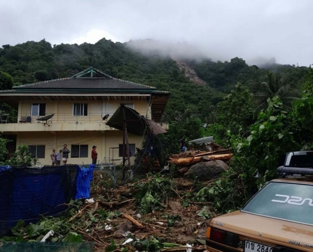 Nhiều khu vực ở đảo du lịch Phuket - Thái Lan tan hoang do mưa lũ, lở đất. Ảnh: THE PHUKET NEWS