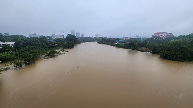 Đường phố chìm trong biển nước, ôtô ngập ngang gương, người dân câu được cá to giữa đường- Ảnh 3.