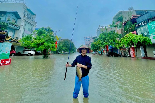 Đường phố chìm trong biển nước, ôtô ngập ngang gương, người dân câu được cá to giữa đường- Ảnh 2.