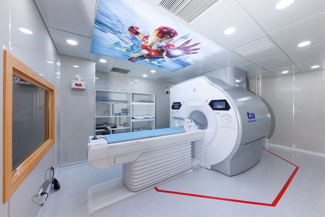 Hệ thống chụp MRI 3 Tesla hiện đại, ứng dụng trí tuệ nhân tạo chẩn đoán bệnh tim mạch, thần kinh, cơ xương khớp… tại Phòng khám Đa khoa Tâm Anh Quận 7. Ảnh: Phòng khám Đa khoa Tâm Anh Quận 7