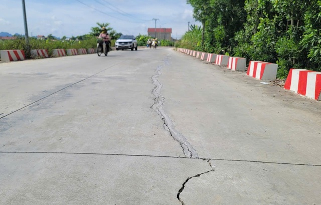 Chi 23 tỉ đồng nâng cấp 1,9 km đường đê, vừa bàn giao đã xuất hiện vết nứt kéo dài - Ảnh 6.