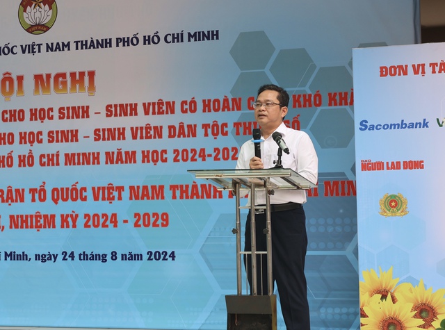 Báo Người Lao Động trao 100 suất học bổng, đồng hành cùng Quỹ "Vì người nghèo" TP HCM- Ảnh 2.