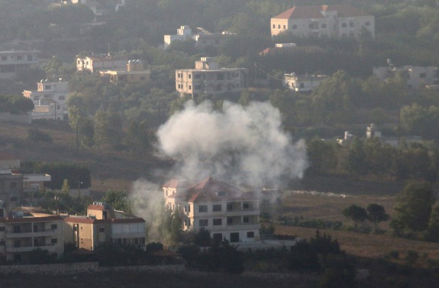 Khói bốc lên tại thị trấn Khiam ở miền Nam Lebanon ngày 25-8 trong lúc xung đột giữa phong trào Hezbollah và lực lượng Israel diễn ra Ảnh: REUTERS