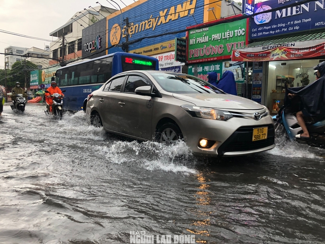 Loạt ảnh đường phố TP HCM mênh mông nước sau trận mưa lớn chiều nay- Ảnh 3.