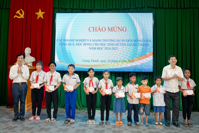 Quỹ Khởi Sự Từ Tâm trao học bổng cho học sinh tỉnh Kiên Giang- Ảnh 2.