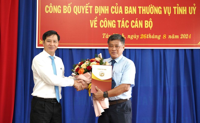 Tây Ninh công bố quyết định cán bộ - Ảnh 1.