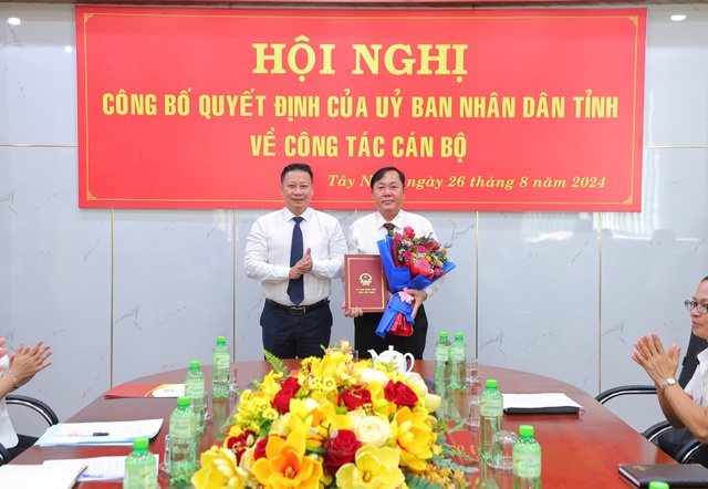 Tây Ninh công bố quyết định cán bộ - Ảnh 2.