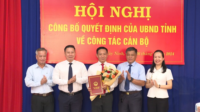 Tây Ninh công bố quyết định cán bộ - Ảnh 3.