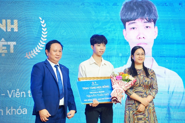 Trường Đại học Văn Hiến hỗ trợ 3 triệu đồng sinh hoạt phí hằng tháng cho thủ khoa và á khoa trường- Ảnh 1.