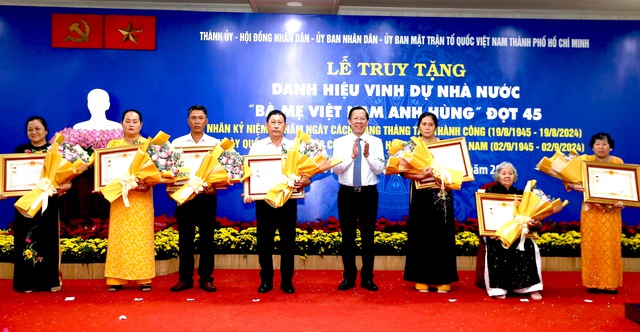 Truy tặng danh hiệu Bà Mẹ Việt Nam Anh hùng cho 7 mẹ ở TP HCM- Ảnh 1.