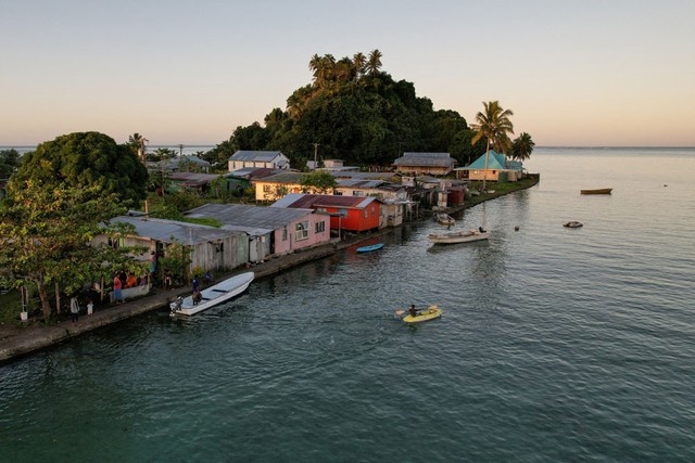 Một cộng đồng sinh sống ở làng Serua - Fiji, một quốc đảo ở Nam Thái Bình Dương. Ảnh: REUTERS