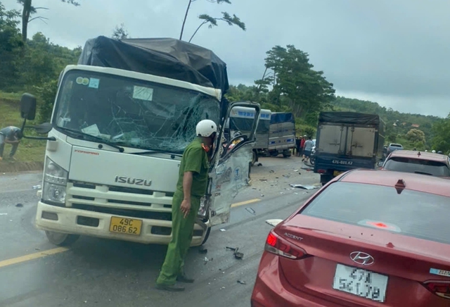 Tai nạn liên hoàn giữa 3 xe tải và xe tập lái trên đường Hồ Chí Minh- Ảnh 1.