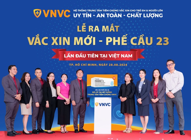 Đại diện hãng dược phẩm MSD Việt Nam gồm ông Phan Trọng Giáo - Giám đốc Y khoa; bà Nguyễn Thị Tứ - Giám đốc ngành hàng vắc-xin Công ty MSD Việt Nam cùng các đại diện tham dự Lễ ra mắt vắc-xin phế cầu 23 tại VNVC Hoàng Văn Thụ sáng 28-8-2024