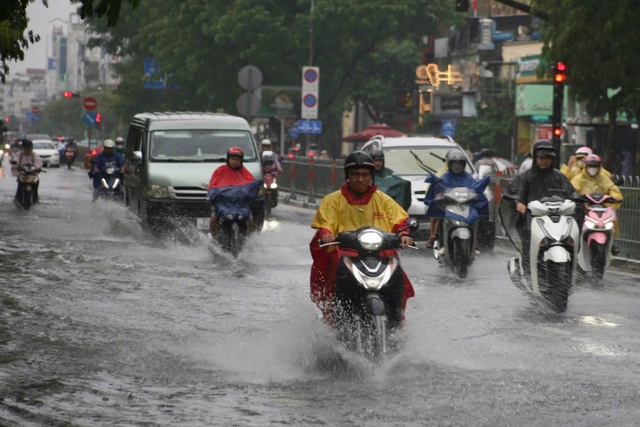 Thời tiết hôm nay ở TP HCM và Nam Bộ: Chiều tối có mưa to đến rất to- Ảnh 1.