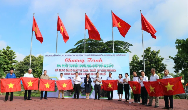 Một phường ở Bình Dương vận động người dân thực hiện "Đường cờ Tổ quốc" dài 20km- Ảnh 1.