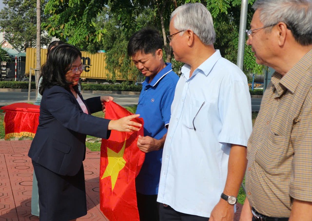 Một phường ở Bình Dương vận động người dân thực hiện "Đường cờ Tổ quốc" dài 20km- Ảnh 2.