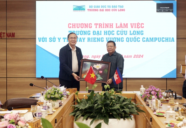 Trường Đại học Cửu Long tiếp và làm việc với Sở Y tế tỉnh Svay Rieng- Ảnh 3. Trường Đại học Cửu Long tiếp và làm việc với Sở Y tế tỉnh Svay Rieng- Ảnh 3.