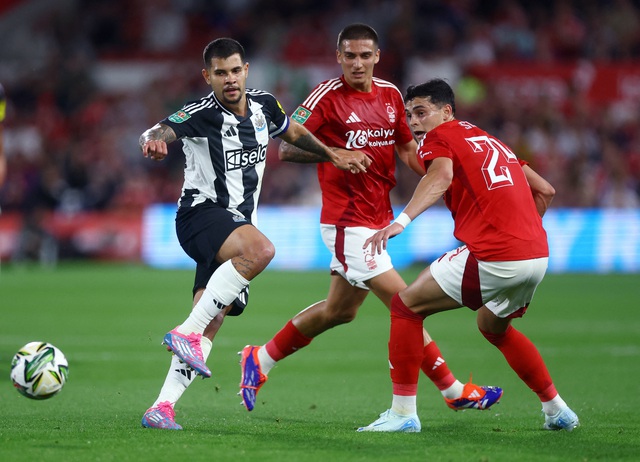 "Vua cá cược" Sandro Tonali tái xuất, Newcastle hạ Nottingham Forest ở League Cup- Ảnh 2.