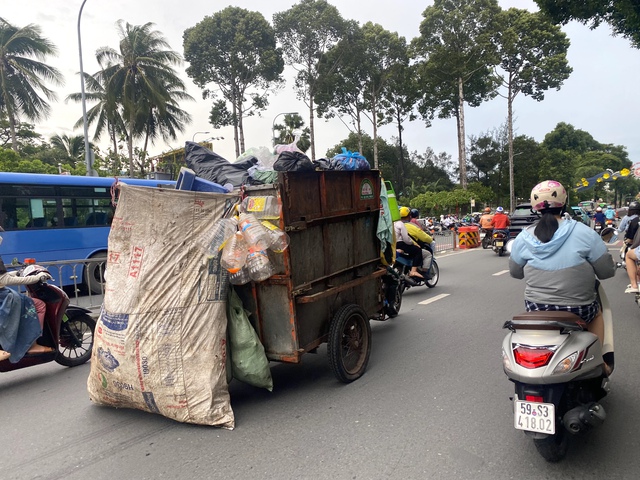 Một xe chở rác thô sơ lưu thông trên đường Phan Đăng Lưu, quận Bình Thạnh, TP HCMẢnh: Quốc Anh