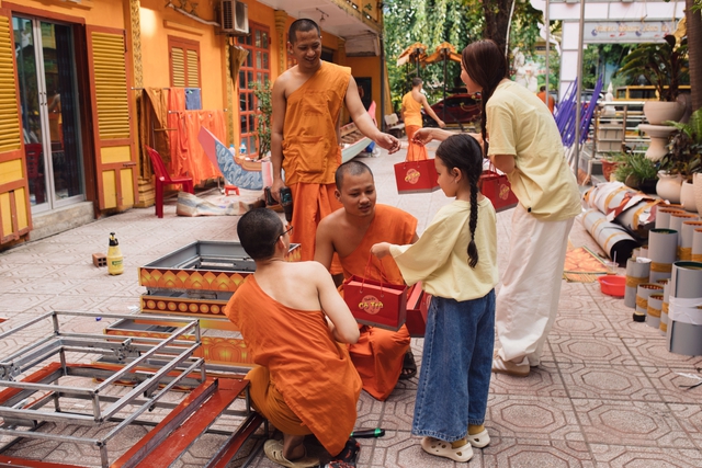 Trà Ngọc Hằng và con gái tất bật thiện nguyện- Ảnh 5.