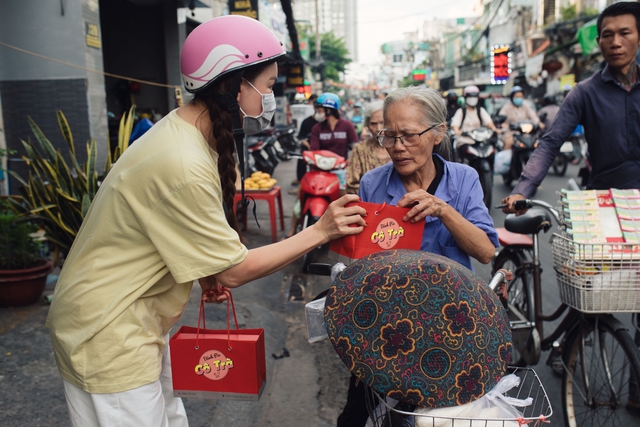 Trà Ngọc Hằng và con gái tất bật thiện nguyện- Ảnh 9.