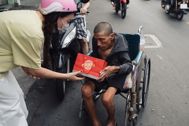 Trà Ngọc Hằng và con gái tất bật thiện nguyện- Ảnh 12.