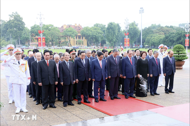 Lãnh đạo Đảng, Nhà nước vào Lăng viếng Chủ tịch Hồ Chí Minh- Ảnh 1.