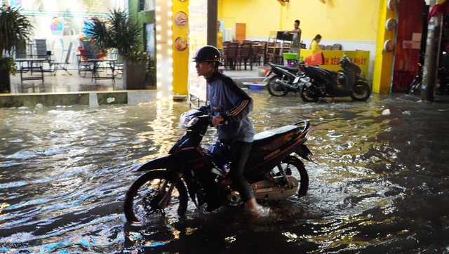 Khách du lịch, người dân TP HCM bất chấp mưa gió, đi chơi cuối tuần- Ảnh 24.