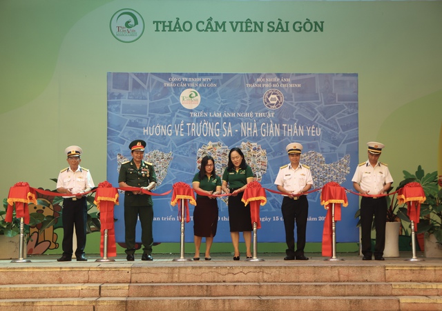 Triển lãm ảnh “Hướng về Trường Sa - Nhà giàn thân yêu”- Ảnh 1.