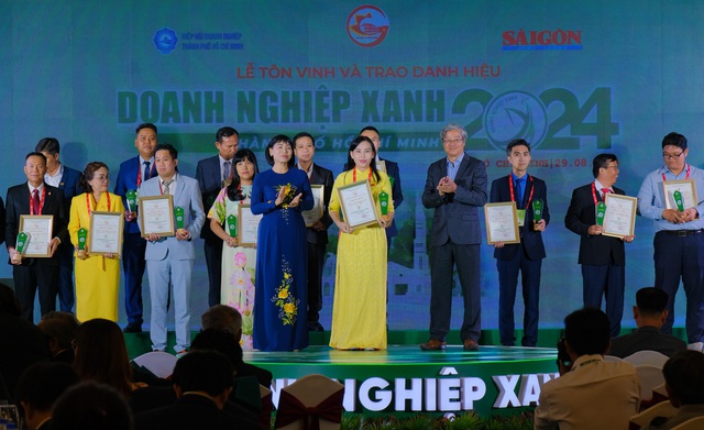 SATRA tiếp tục nhận danh hiệu “Doanh nghiệp xanh TP HCM năm 2024”- Ảnh 2.