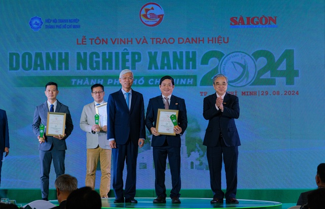 SATRA tiếp tục nhận danh hiệu “Doanh nghiệp xanh TP HCM năm 2024”- Ảnh 1.