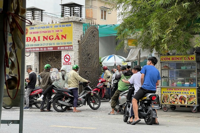 "Xe dù, bến cóc" lộng hành nhiều nơi, người dân bức xúc- Ảnh 1.