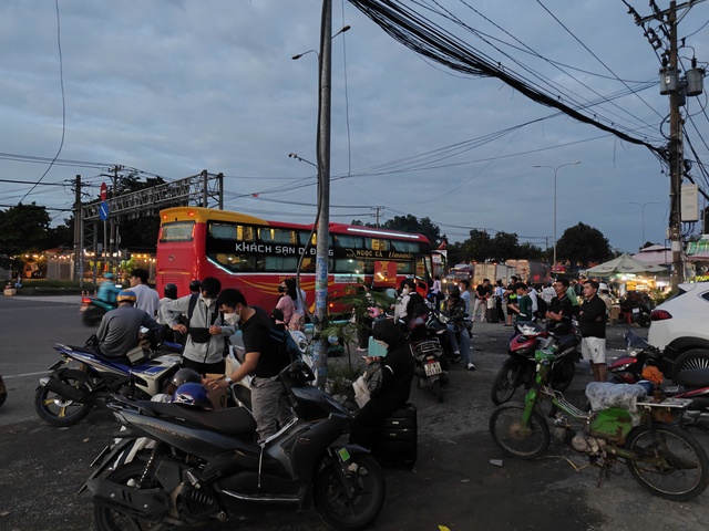 "Xe dù, bến cóc" lộng hành nhiều nơi, người dân bức xúc- Ảnh 6.