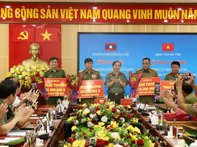 Trao thưởng ban chuyên án triệt phá đường dây lừa đảo, mua bán người, ma tuý tại Tam Giác Vàng- Ảnh 4.