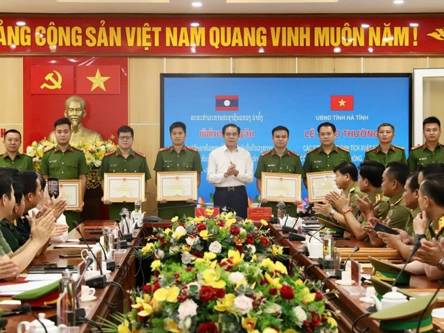 Trao thưởng ban chuyên án triệt phá đường dây lừa đảo, mua bán người, ma tuý tại Tam Giác Vàng- Ảnh 2.