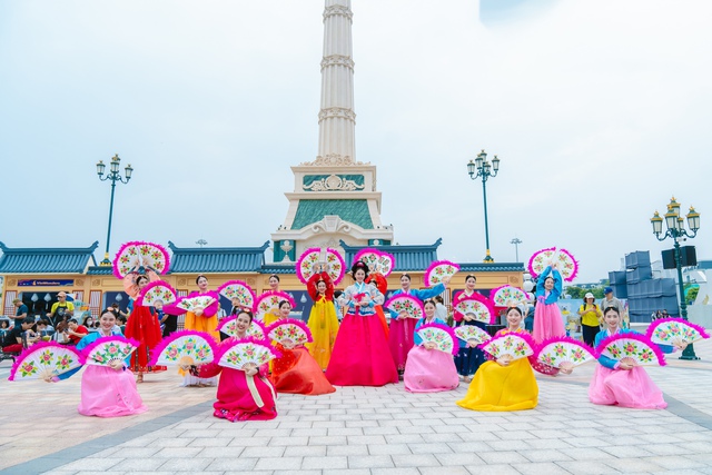 Chơi Tết Trung thu, chu du Nhật - Hàn tại 8WONDER Moon Festival- Ảnh 2.