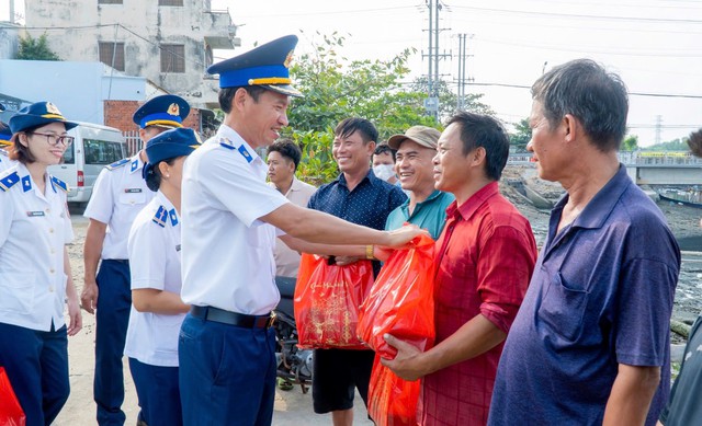 Cán bộ Bộ Tư lệnh Vùng Cảnh sát biển 3 thăm hỏi, tặng quà ngư dânẢnh: NGỌC GIANG