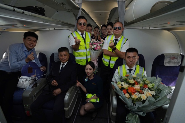 Tặng hoa phi hành đoàn và đại diện lãnh đạo của hãng Colorful Guizhou Airlines