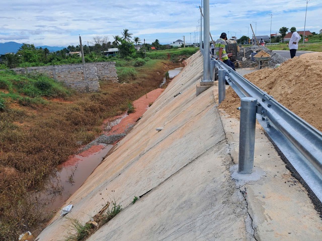 Bình Thuận: Đường gần ngàn tỉ chưa vận hành chính thức đã sạt lở, hở hàm ếch- Ảnh 4.