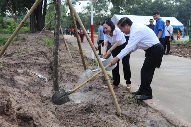 Ngày vui bên con đường mới ở TP Thủ Dầu Một - Ảnh 1.