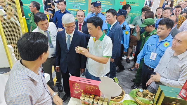 Ông Lương Trọng Khoa giới thiệu các sản phẩm chế biến từ sâm Ngọc Linh với lãnh đạo TP HCM  tại Lễ hội Sâm và hương liệu, dược liệu quốc tế TP HCM