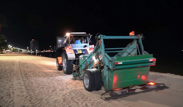 Xe dọn rác của Công ty CP Môi trường đô thị Nha Trang hoạt động thường xuyên dọc bãi biển Nha Trang Xe dọn rác của Công ty CP Môi trường đô thị Nha Trang hoạt động thường xuyên dọc bãi biển Nha Trang