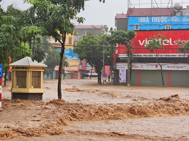 Sạt lở đất đá vùi lấp nhà, bé 6 tháng tuổi tử vong, 2 vợ chồng bị thương- Ảnh 1.