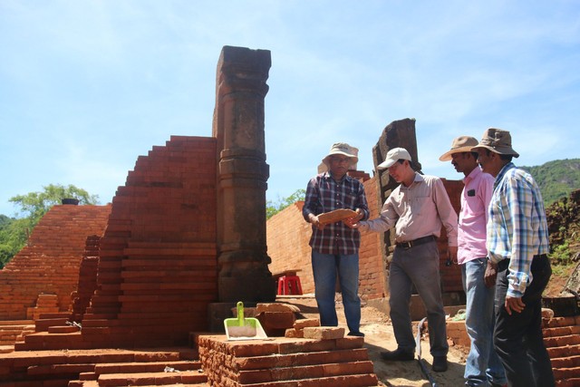 Các chuyên gia của cơ quan khảo sát và khảo cổ Ấn Độ (ASI) hỗ trợ trùng tu nhóm tháp A tại di tích Mỹ Sơn