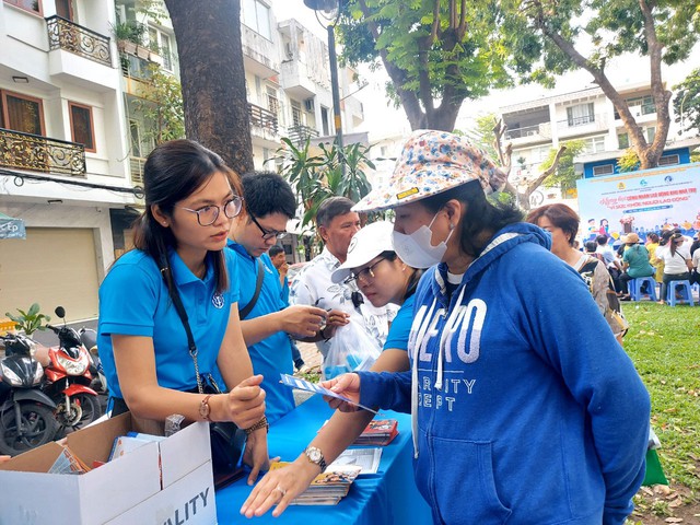 Cán bộ BHXH quận Tân Bình, TP HCM tuyên truyền chính sách BHXH cho người lao động