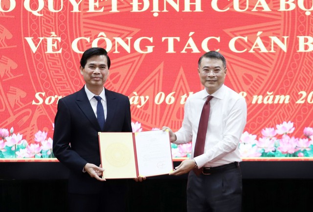 Ông Lê Minh Hưng trao quyết định của Bộ Chính trị về công tác cán bộ- Ảnh 1.